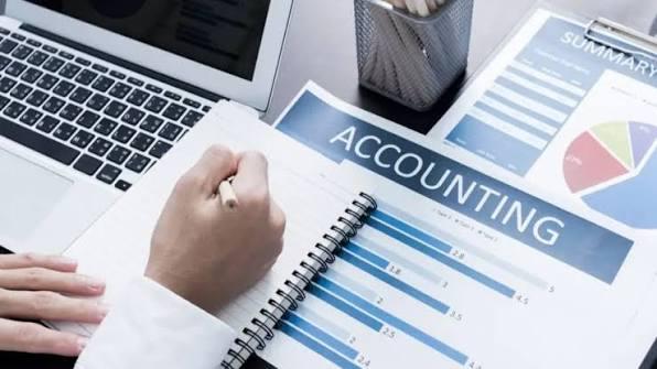 How Professional Accountants Help Businesses Maintain Compliance